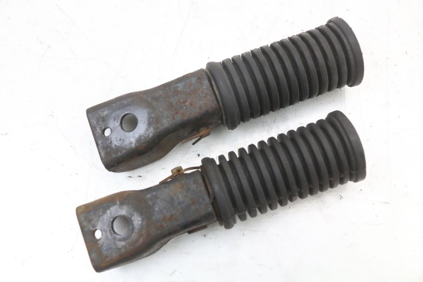 photo de PAIRE CALE PIED ARRIERE SYM XS 125 (2007 - 2016) - Autre angle de vue