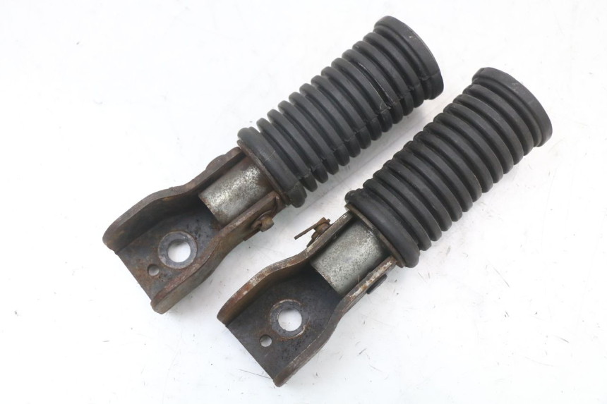 photo de PAIRE CALE PIED ARRIERE SYM XS 125 (2007 - 2016) - Gros plan technique