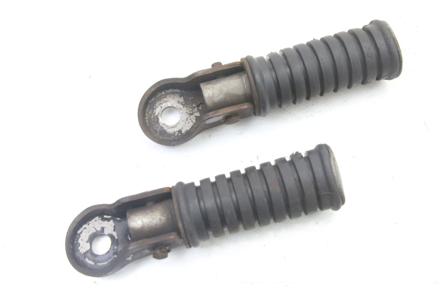 photo de PAIRE CALE PIED ARRIERE YAMAHA SR 125 (1982 - 2003) - Gros plan technique