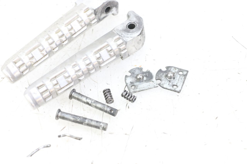 photo de PAIRE CALE PIED ARRIERE YAMAHA YP T-MAX TMAX 530 (2017 - 2020) - Gros plan technique