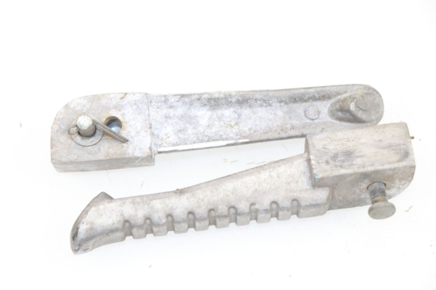 photo de PAIRE CALE PIED ARRIERE YIYING YY T POWER MAX 125 (2006 - 2016) - Autre angle de vue