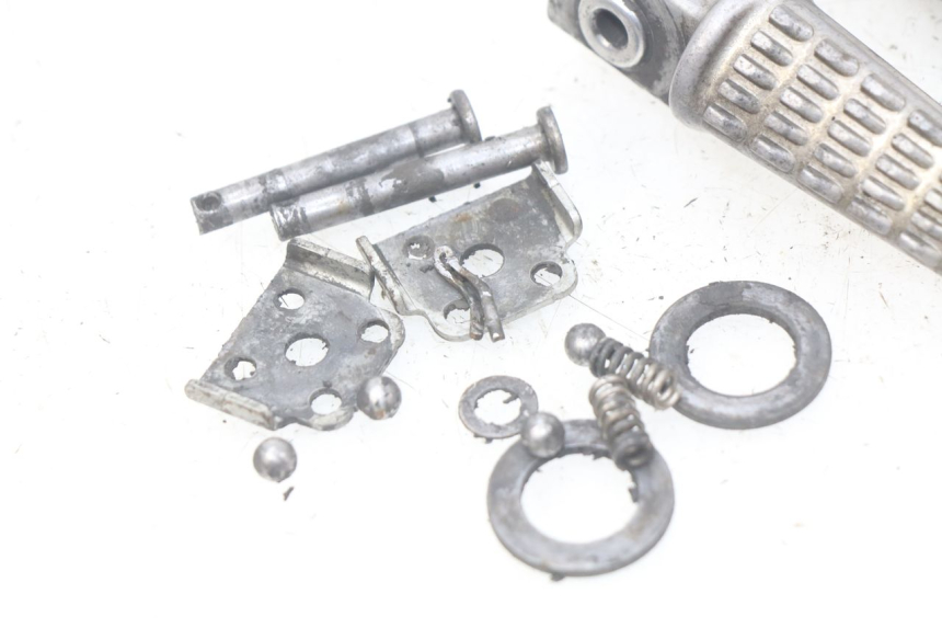 photo de PAIRE CALE PIED ARRIERE KAWASAKI Z S 750 (2003 - 2006) - Gros plan technique