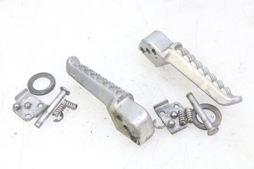 photo de PAIRE CALE PIED ARRIERE KAWASAKI Z 750 (2007 - 2013) - Détail de la pièce