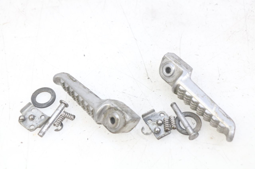 photo de PAIRE CALE PIED ARRIERE KAWASAKI Z 750 (2007 - 2013) - Zoom état d’usage