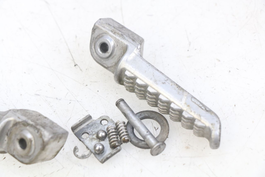 photo de PAIRE CALE PIED ARRIERE KAWASAKI Z 750 (2007 - 2013) - Autre angle de vue