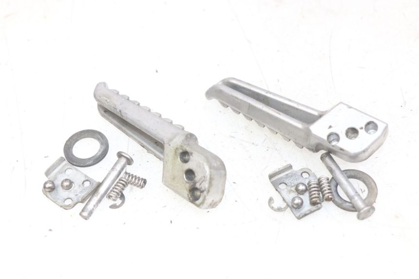 photo de PAIRE CALE PIED ARRIERE KAWASAKI Z 750 (2007 - 2013) - Gros plan technique