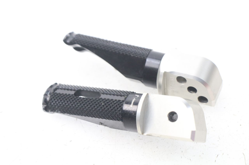 photo de PAIRE CALE PIED ARRIERE KAWASAKI Z Z900 900 (2017 - 2019) - Gros plan technique