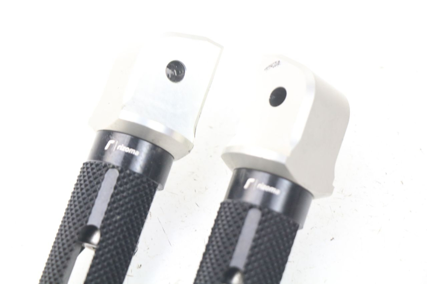 photo de PAIRE CALE PIED ARRIERE KAWASAKI Z Z900 900 (2017 - 2019) - Points de fixation