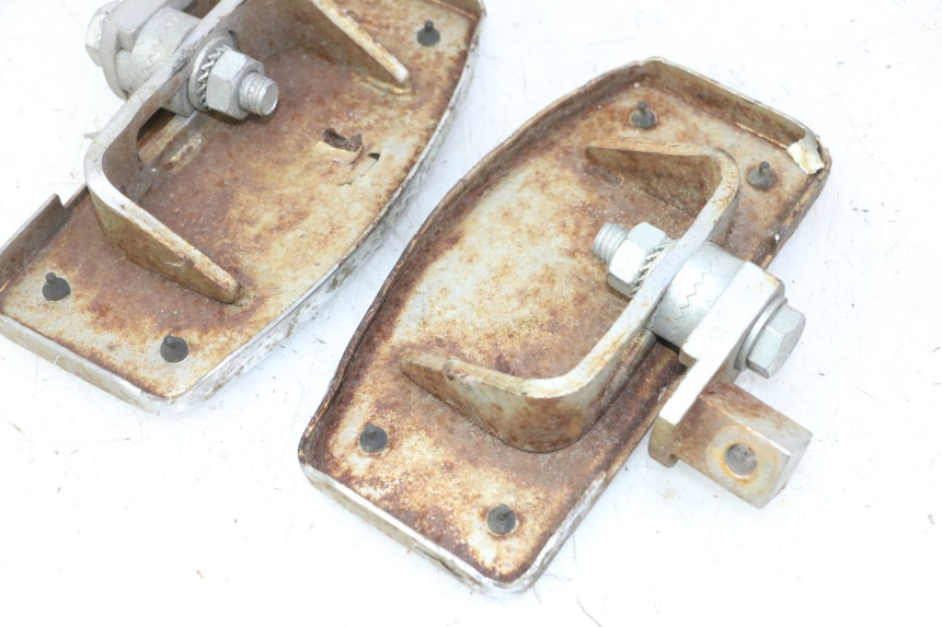 photo de PAIRE CALE PIED AVANT HYOSUNG GV AQUILA 125 (2000 - 2009) - Gros plan technique