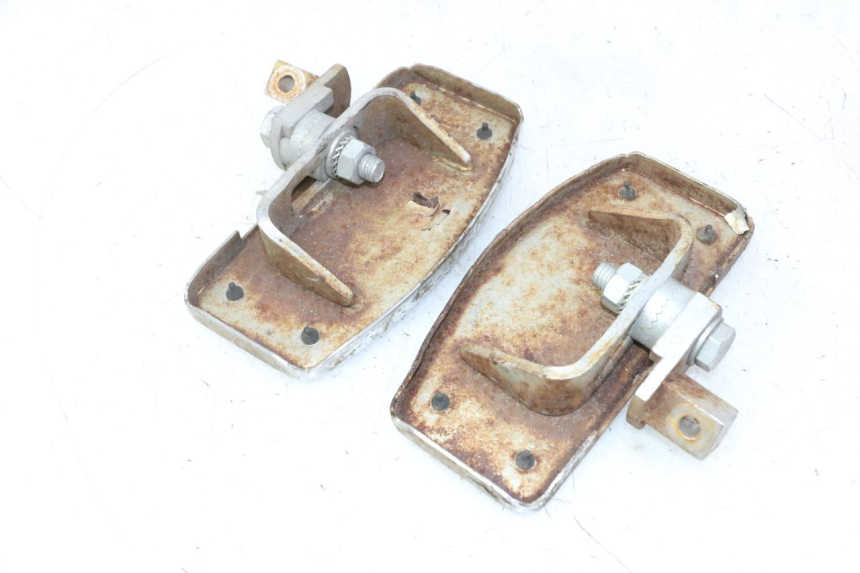 photo de PAIRE CALE PIED AVANT HYOSUNG GV AQUILA 125 (2000 - 2009) - Points de fixation