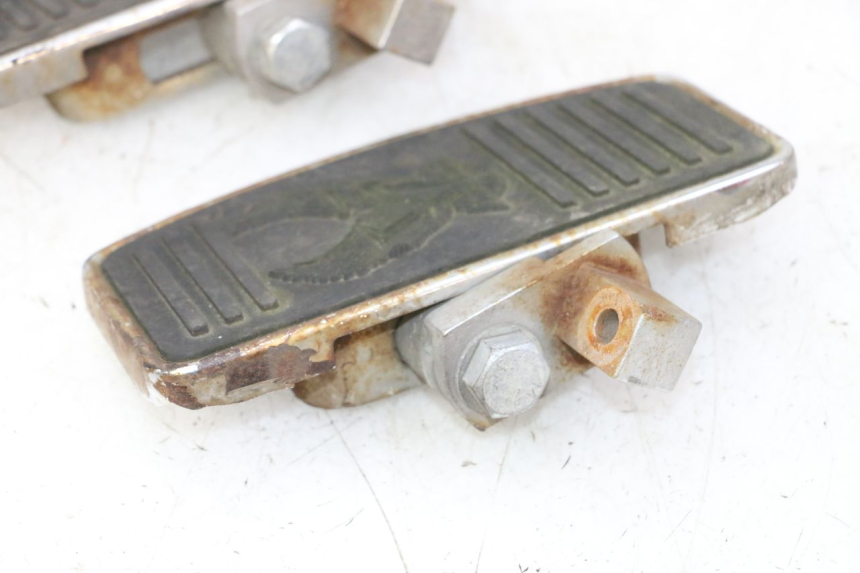 photo de PAIRE CALE PIED AVANT HYOSUNG GV AQUILA 125 (2000 - 2009) - Marquages et références