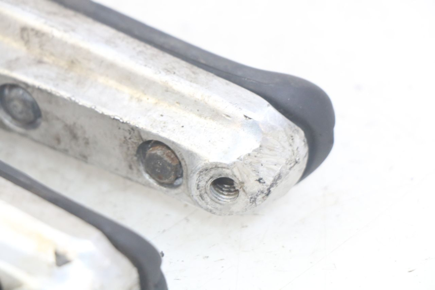 photo de PAIRE CALE PIED AVANT HONDA CBR F SC25 1000 (1989 - 1992) - Gros plan technique