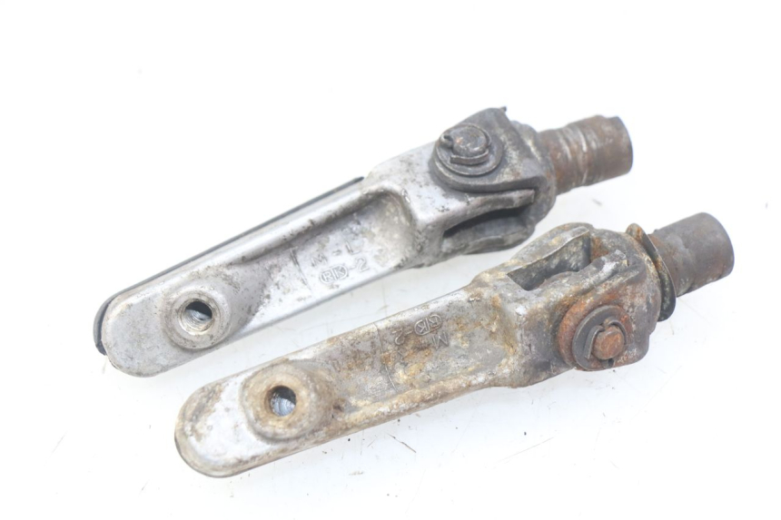 photo de PAIRE CALE PIED AVANT HONDA CBR RR FIREBLADE 900 (1992 - 1994) - Gros plan technique