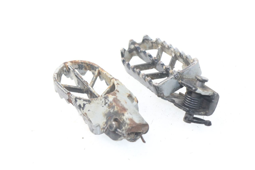 photo de PAIRE CALE PIED AVANT LONCIN DIRT BIKE 125 - Détail de la pièce