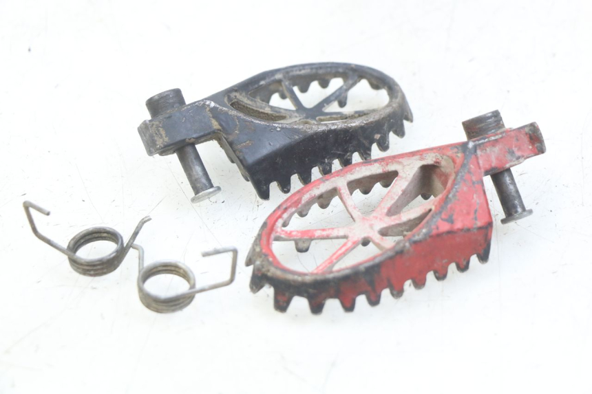 photo de PAIRE CALE PIED AVANT APOLLO DIRT BIKE 125 (2010 - 2018) - Détail de la pièce