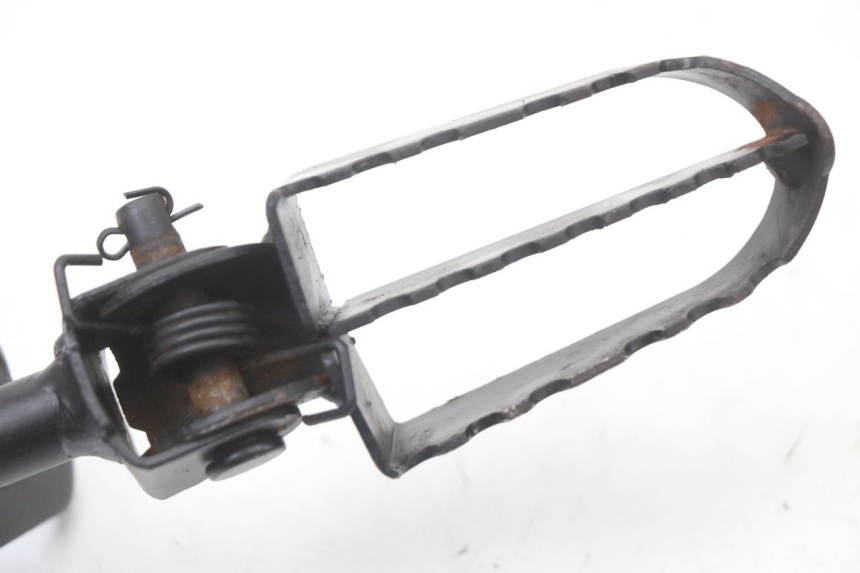 photo de PAIRE CALE PIED AVANT CCR DIRT BIKE 125 - Gros plan technique