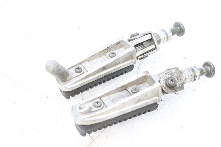 photo de PAIRE CALE PIED AVANT YAMAHA FZS FAZER 600 (1998 - 2001) - Zoom état d’usage