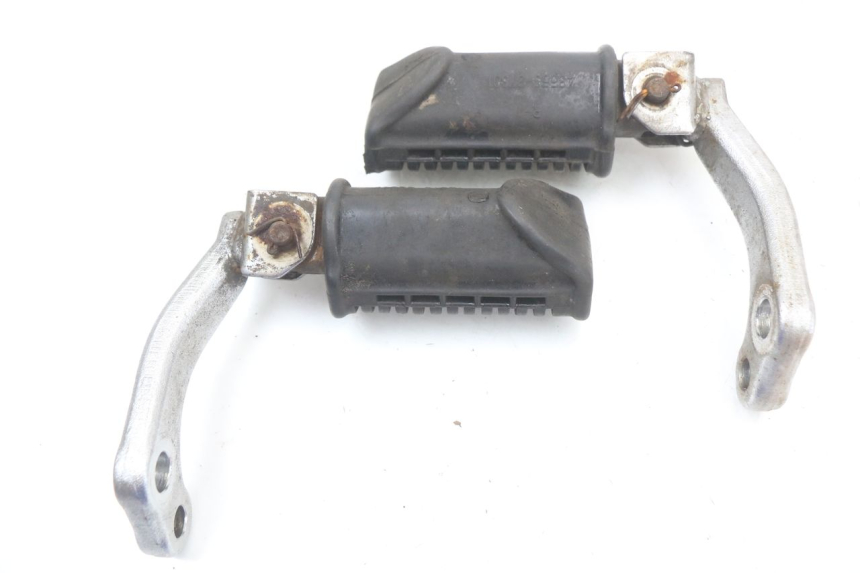 photo de PAIRE CALE PIED AVANT SUZUKI GN 125 (1997 - 2000) - Autre angle de vue