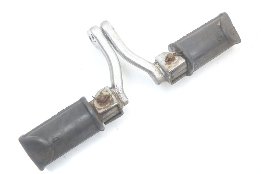 photo de PAIRE CALE PIED AVANT SUZUKI GN 125 (1997 - 2000) - Gros plan technique