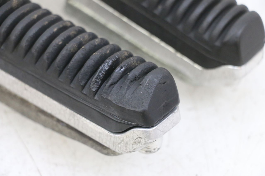 photo de PAIRE CALE PIED AVANT SUZUKI GSF N BANDIT 600 (1996 - 1999) - État de surface
