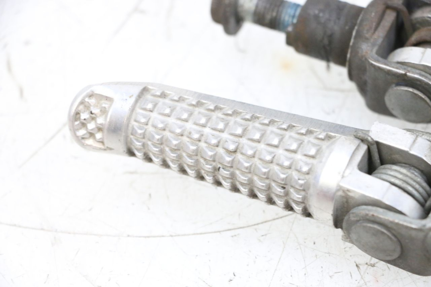 photo de PAIRE CALE PIED AVANT SUZUKI GSXR GSX-R 1000 (2003 - 2004) - Points de fixation