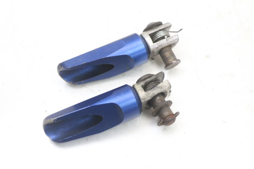 photo de PAIRE CALE PIED AVANT KAWASAKI ZR7 ZR-7 S 750 (1999 - 2004) - Gros plan technique