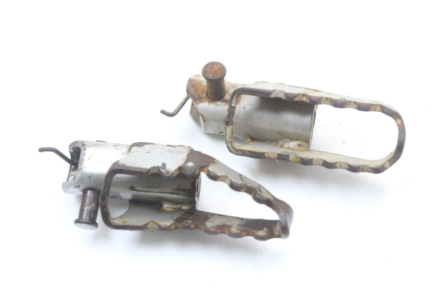 photo de PAIRE CALE PIED AVANT KAWASAKI KDX 125 (1990 - 1991) - Autre angle de vue