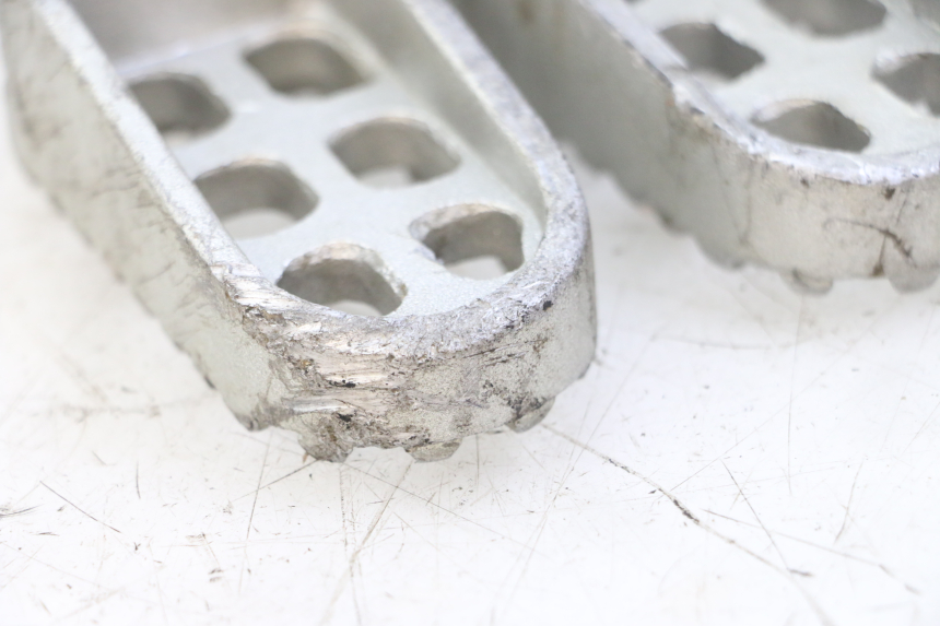 photo de PAIRE CALE PIED AVANT LONCIN DIRT BIKE 125 - Autre angle de vue