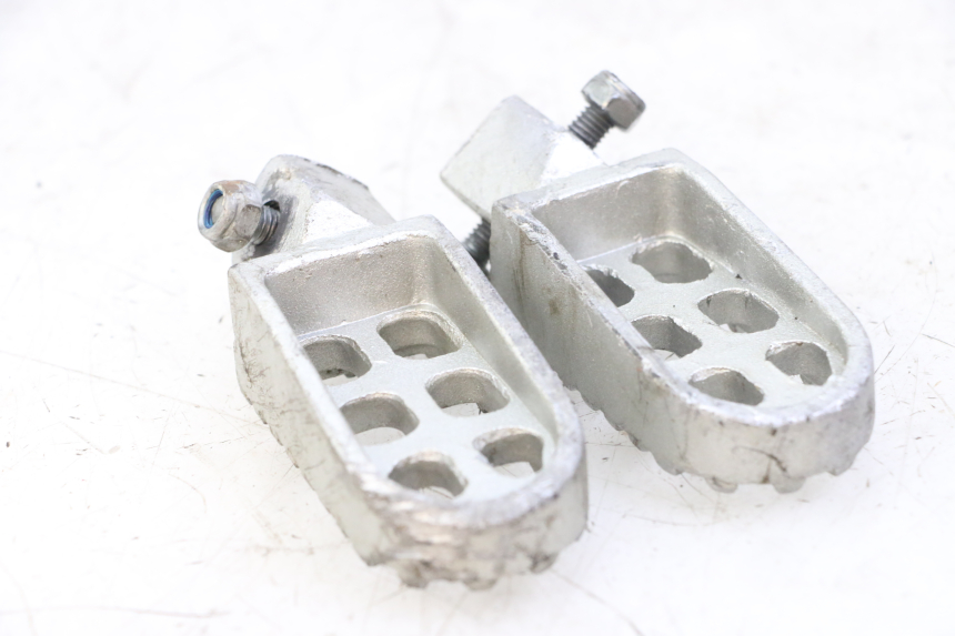 photo de PAIRE CALE PIED AVANT LONCIN DIRT BIKE 125 - Gros plan technique