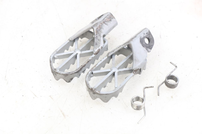 photo de PAIRE CALE PIED AVANT YCF R-START 125 - Zoom état d’usage