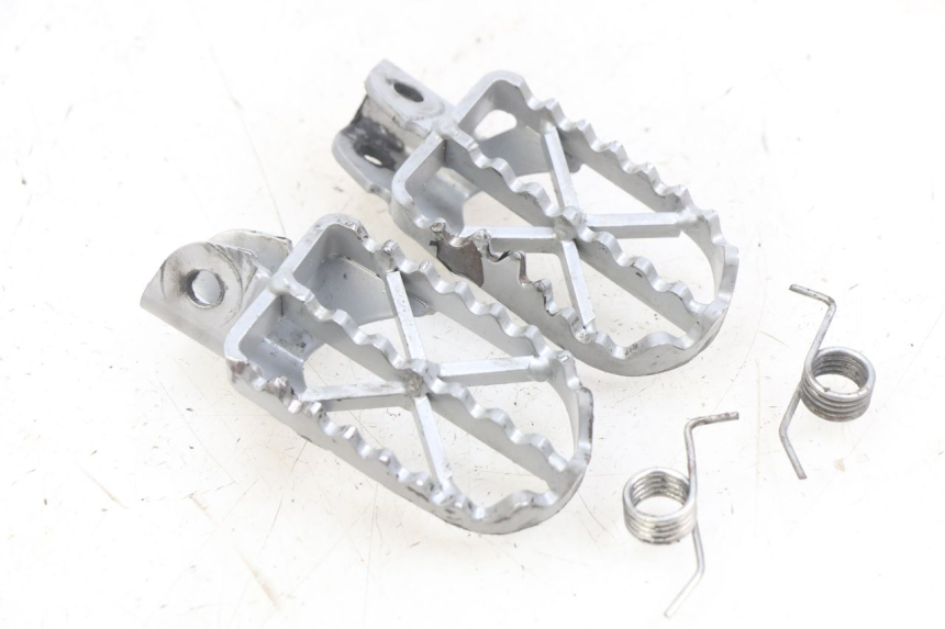 photo de PAIRE CALE PIED AVANT YCF R-START 125 - Autre angle de vue