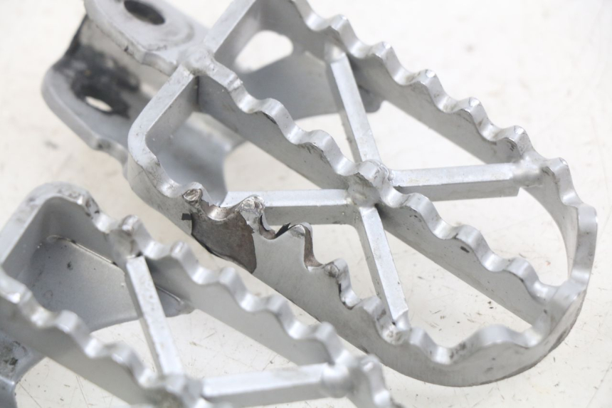 photo de PAIRE CALE PIED AVANT YCF R-START 125 - Gros plan technique