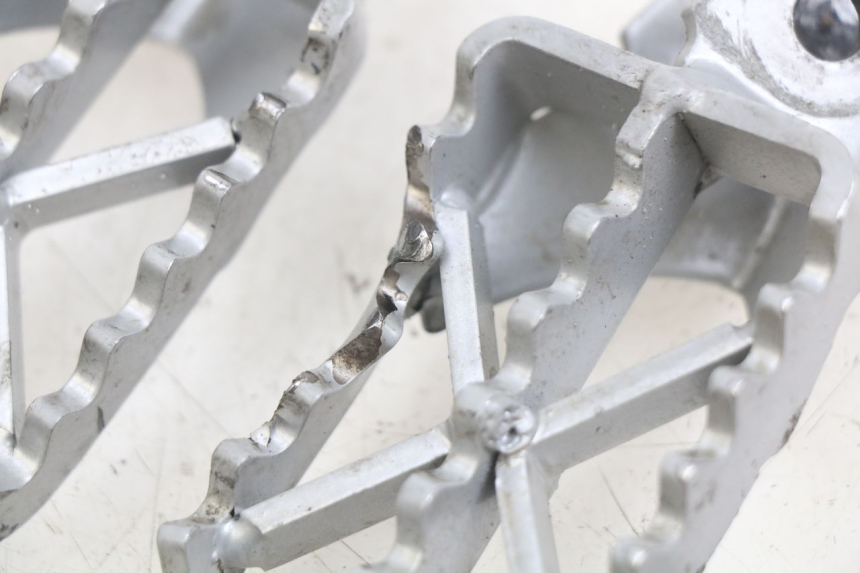 photo de PAIRE CALE PIED AVANT YCF R-START 125 - Vue d’ensemble