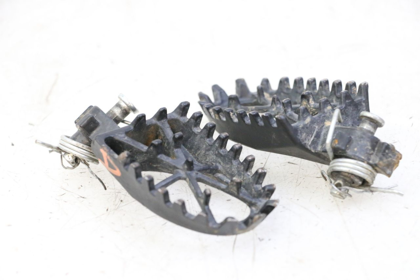 photo de PAIRE CALE PIED AVANT APOLLO RFZ 125 - Gros plan technique