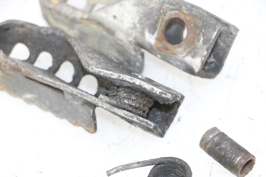 photo de PAIRE CALE PIED AVANT GILERA SMT SUPERMOTARD 50 (2009 - 2017) - Gros plan technique