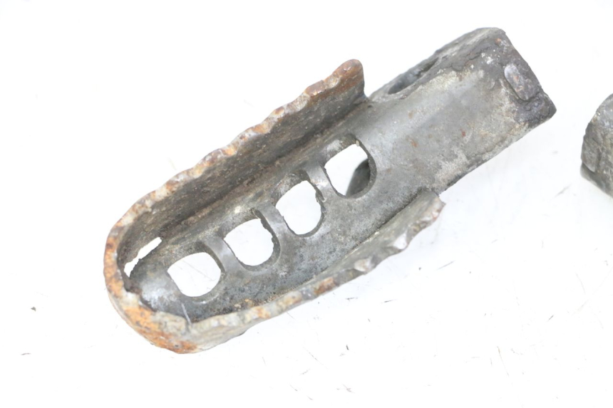 photo de PAIRE CALE PIED AVANT GILERA SMT SUPERMOTARD 50 (2009 - 2017) - État de surface