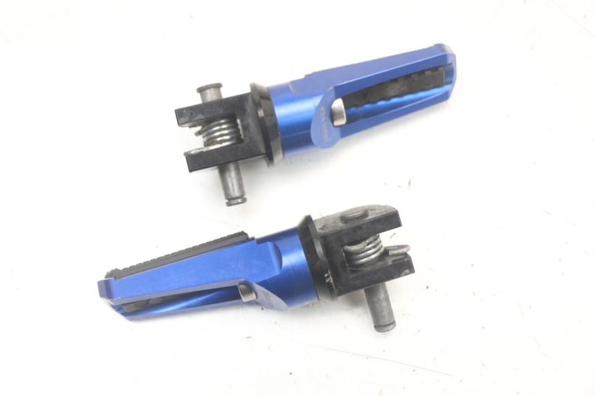 photo de PAIRE CALE PIED AVANT SUZUKI GSR 750 (2011 - 2017) - Autre angle de vue