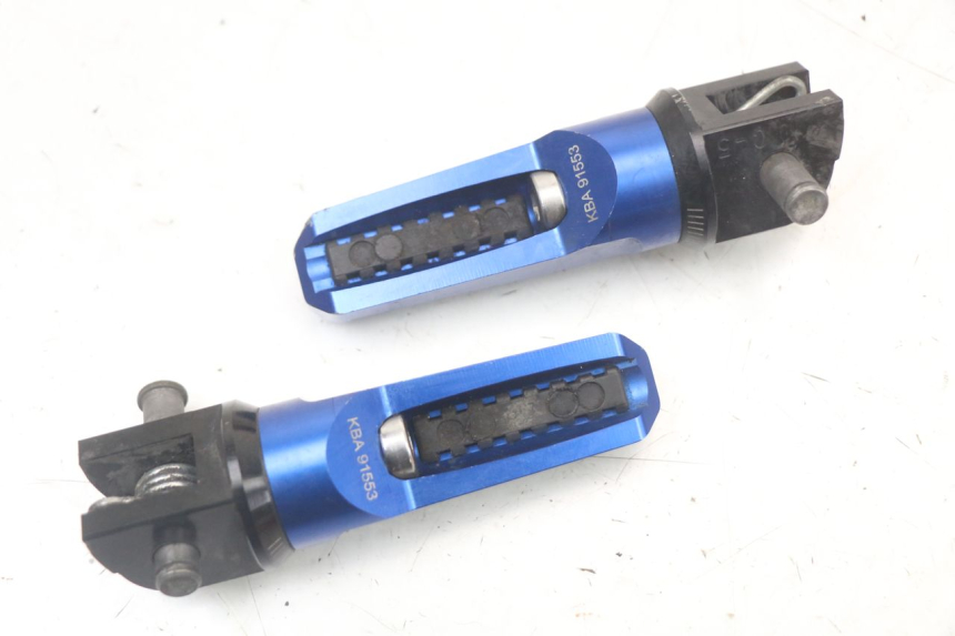 photo de PAIRE CALE PIED AVANT SUZUKI GSR 750 (2011 - 2017) - Gros plan technique