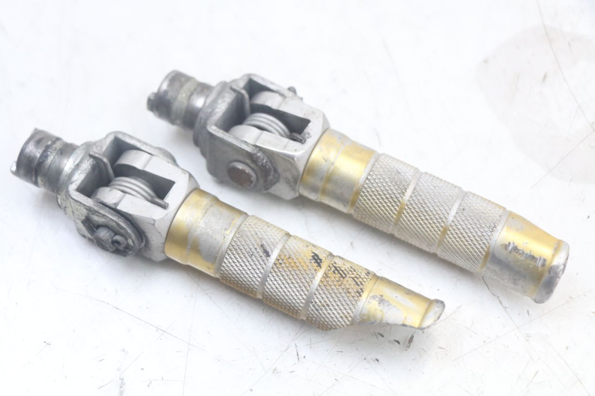 photo de PAIRE CALE PIED AVANT SUZUKI SV N 650 (1999 - 2002) - Zoom état d’usage