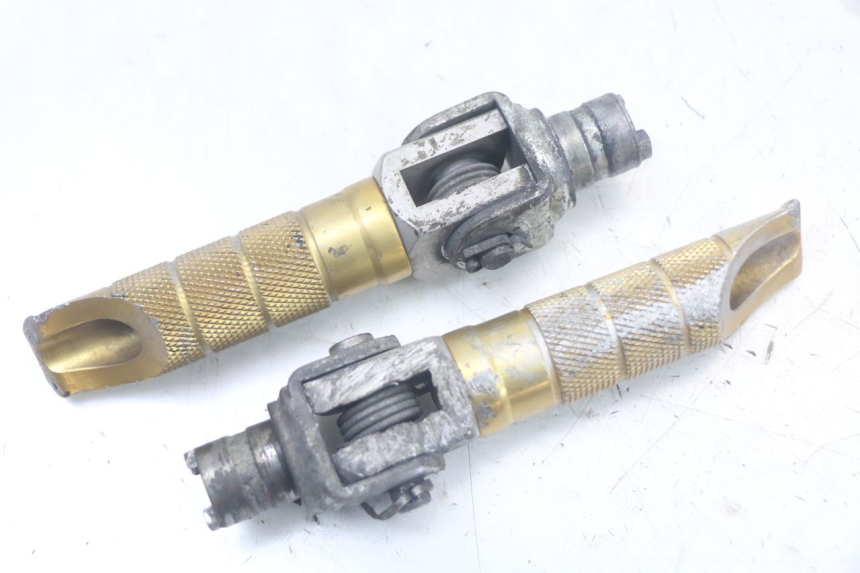 photo de PAIRE CALE PIED AVANT SUZUKI SV N 650 (1999 - 2002) - Gros plan technique