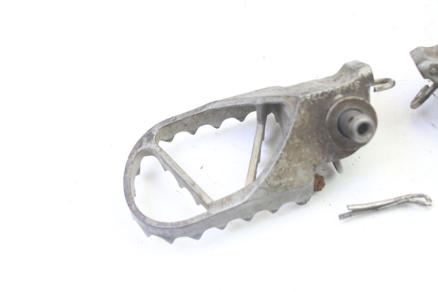 photo de PAIRE CALE PIED AVANT KTM SX 85 (2013 - 2017) - Points de fixation