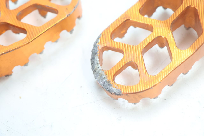 photo de PAIRE CALE PIED AVANT KTM SX 85 (2018 - 2024) - Points de fixation