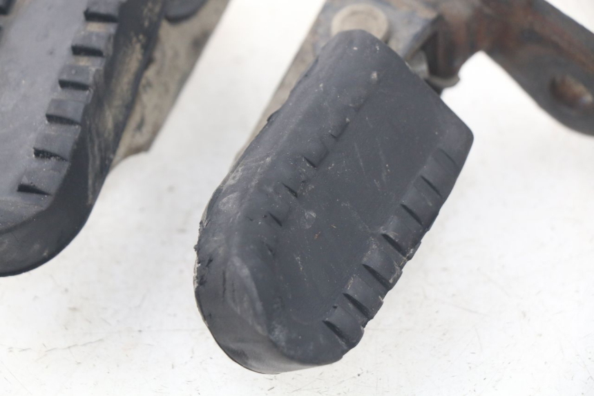 photo de PAIRE CALE PIED AVANT YAMAHA TW 125 (1998 - 2002) - Vue d’ensemble