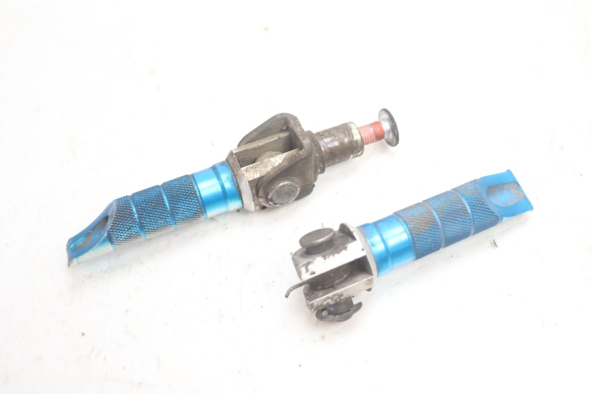 photo de PAIRE CALE PIED AVANT KAWASAKI ZX-6R ZX6R 600 (1995 - 1997) - Gros plan technique