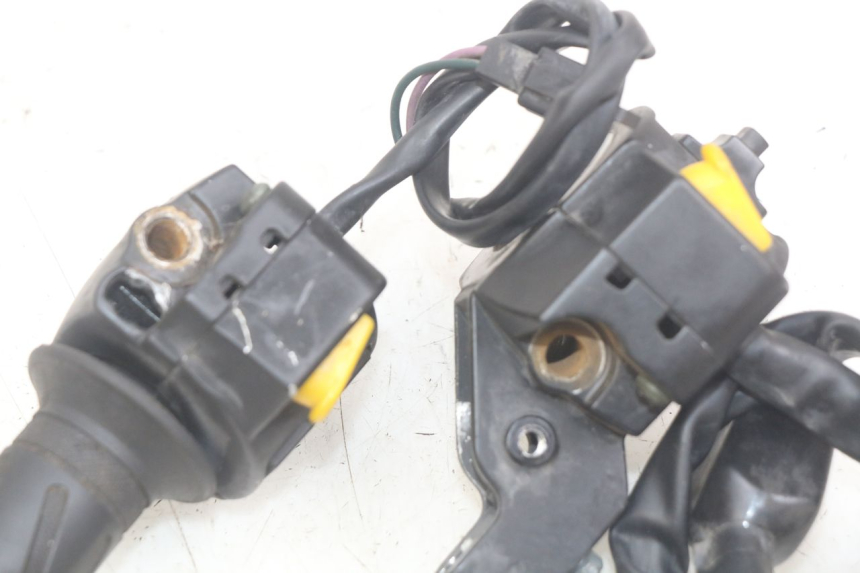 photo de PAIRE COMMODOS PEUGEOT KISBEE 2T 50 (2010 - 2017) - Zoom état d’usage