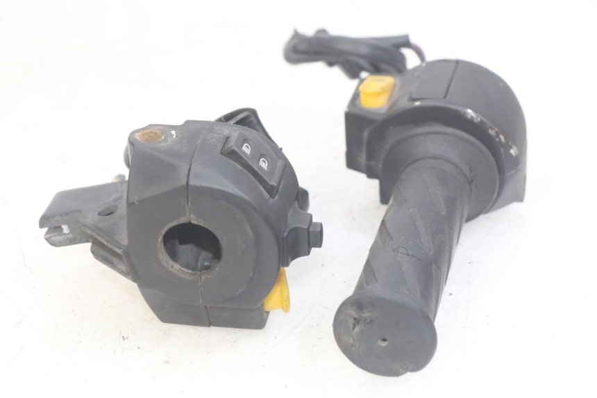 photo de PAIRE COMMODOS PEUGEOT KISBEE 2T 50 (2010 - 2017) - Points de fixation