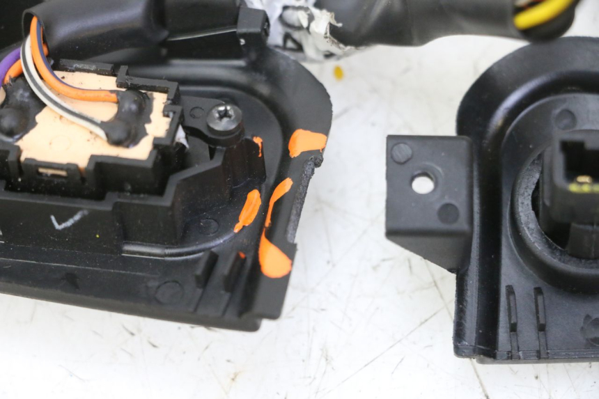 photo de PAIRE COMMODOS PIAGGIO MP3 HPE 310 (2024 - 2025) - Gros plan technique