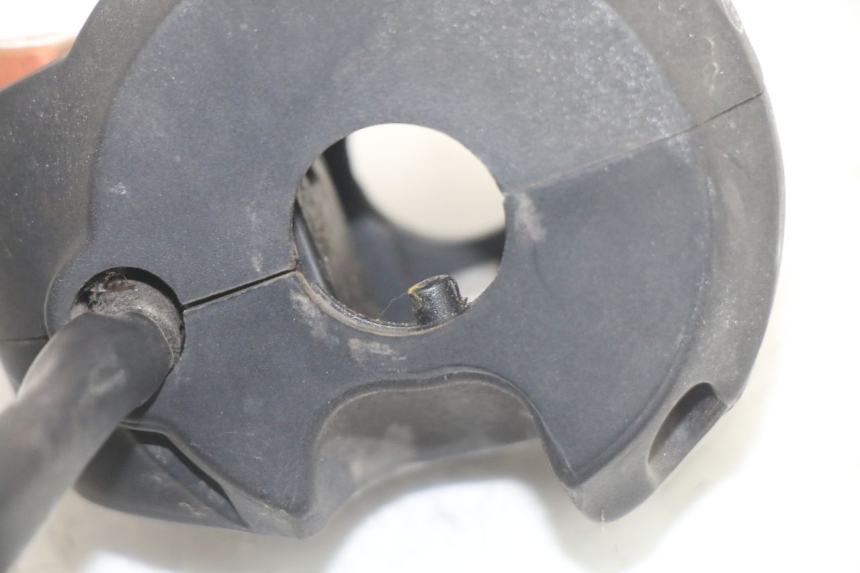 photo de PAIRE COMMODOS PEUGEOT SATELIS COMPRESSOR K15 125 (2006 - 2009) - Points de fixation