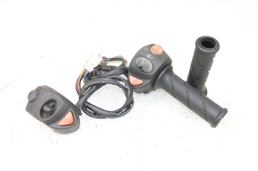 photo de PAIRE COMMODOS PEUGEOT SATELIS 125 (2013 - 2018) - Vue principale