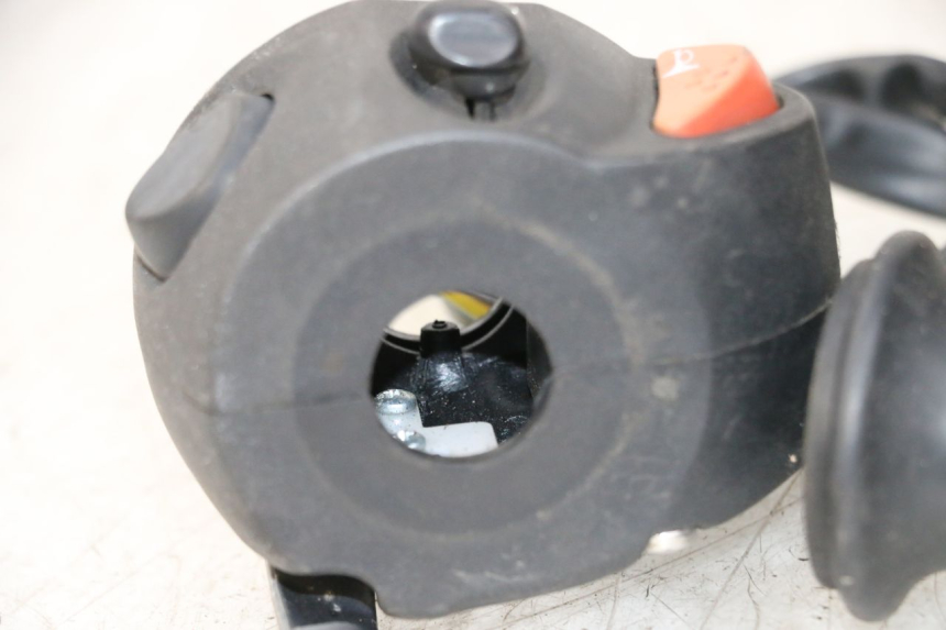 photo de PAIRE COMMODOS PEUGEOT SATELIS 125 (2013 - 2018) - Gros plan technique